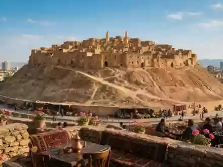Editorialbild im Reisemagazin-Stil vom Wahrzeichen Zitadelle von Erbil in Erbil Irak, ausgewogene Bildgestaltung und natuerliches - Foto: THN