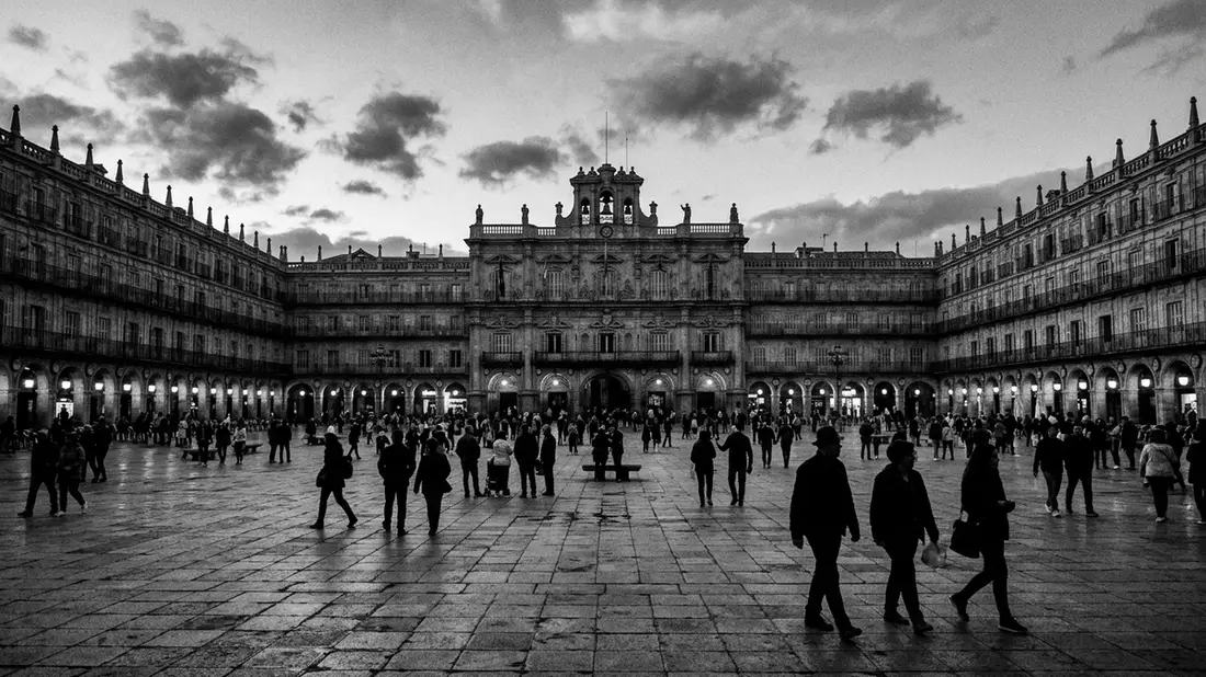 Schwarzweiss-Reportage vom Wahrzeichen Plaza Mayor Salamanca in Salamanca, Spanien