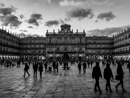 Schwarzweiss-Reportagebild vom Wahrzeichen Plaza Mayor Salamanca in Salamanca Spanien, dokumentarische Reisefotografie mit starken Kontrasten - Foto: THN