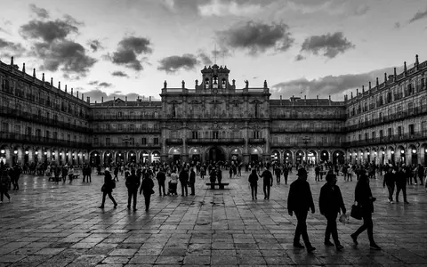 Schwarzweiss-Reportagebild vom Wahrzeichen Plaza Mayor Salamanca in Salamanca Spanien, dokumentarische Reisefotografie mit starken Kontrasten - Foto: THN