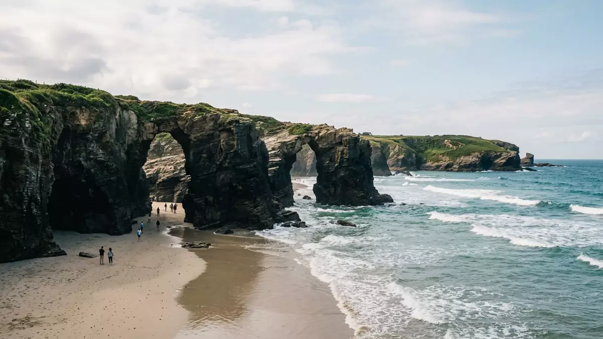 Editorial-Reisemagazinbild vom Wahrzeichen Playa de las Catedrales in Ribadeo, Spanien