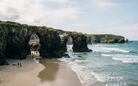 Editorialbild im Reisemagazin-Stil vom Wahrzeichen Playa de las Catedrales in Ribadeo Spanien, ausgewogene Bildgestaltung und - Foto: THN