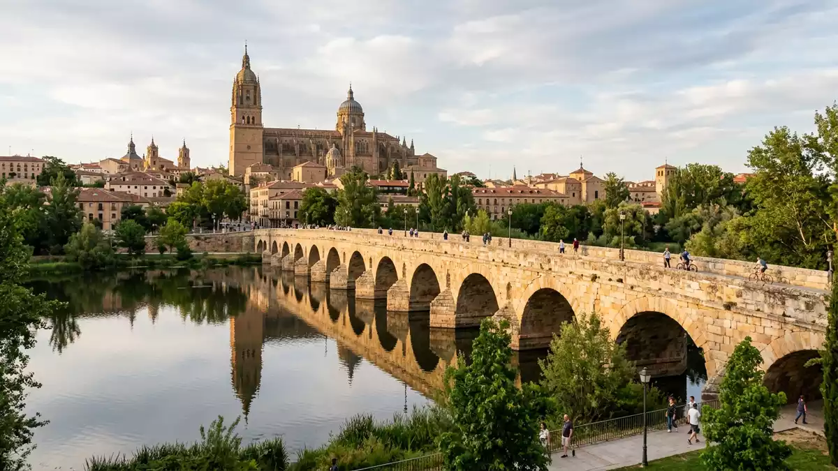 Editorial-Reisemagazinbild vom Wahrzeichen Romische Brucke Salamanca in Salamanca, Spanien