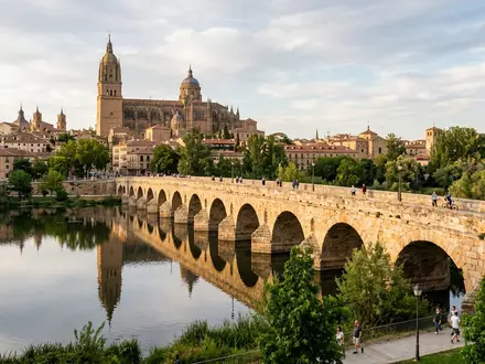 Editorialbild im Reisemagazin-Stil vom Wahrzeichen Romische Brucke Salamanca in Salamanca Spanien, ausgewogene Bildgestaltung und natuerliches - Foto: THN