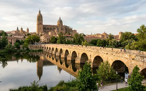 Editorialbild im Reisemagazin-Stil vom Wahrzeichen Romische Brucke Salamanca in Salamanca Spanien, ausgewogene Bildgestaltung und natuerliches - Foto: THN