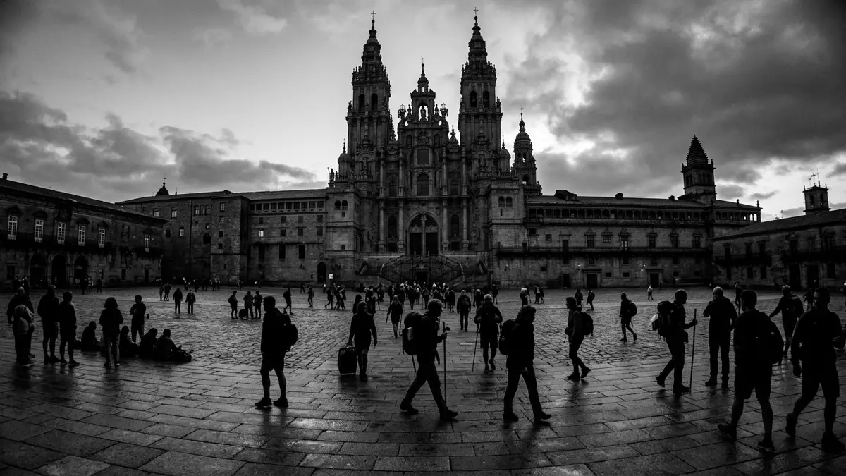 Schwarzweiss-Reportage vom Wahrzeichen Praza do Obradoiro in Santiago de Compostela, Spanien