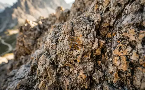 Extreme Makroaufnahme eines Materialdetails am Wahrzeichen Dolomiten in Cortina d'Ampezzo Italien, taktile Struktur und weiches - Foto: THN
