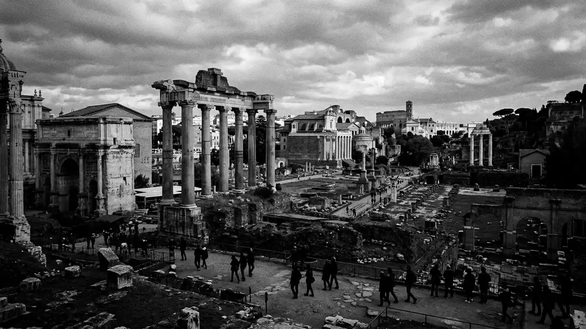 Schwarzweiss-Reportage vom Wahrzeichen Forum Romanum in Rom, Italien