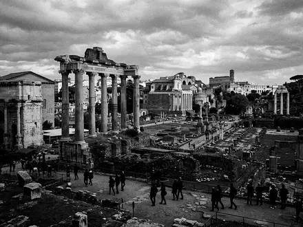 Schwarzweiss-Reportagebild vom Wahrzeichen Forum Romanum in Rom Italien, dokumentarische Reisefotografie mit starken Kontrasten - Foto: THN