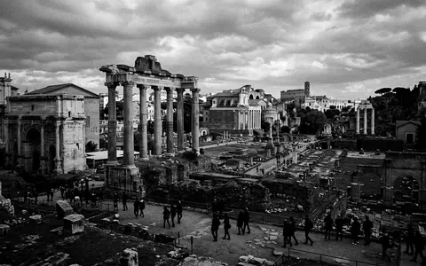 Schwarzweiss-Reportagebild vom Wahrzeichen Forum Romanum in Rom Italien, dokumentarische Reisefotografie mit starken Kontrasten - Foto: THN