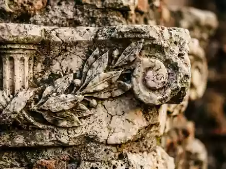 Extreme Makroaufnahme eines Materialdetails am Wahrzeichen Forum Romanum in Rom Italien, taktile Struktur und weiches - Foto: THN
