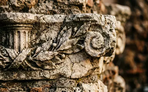 Extreme Makroaufnahme eines Materialdetails am Wahrzeichen Forum Romanum in Rom Italien, taktile Struktur und weiches - Foto: THN