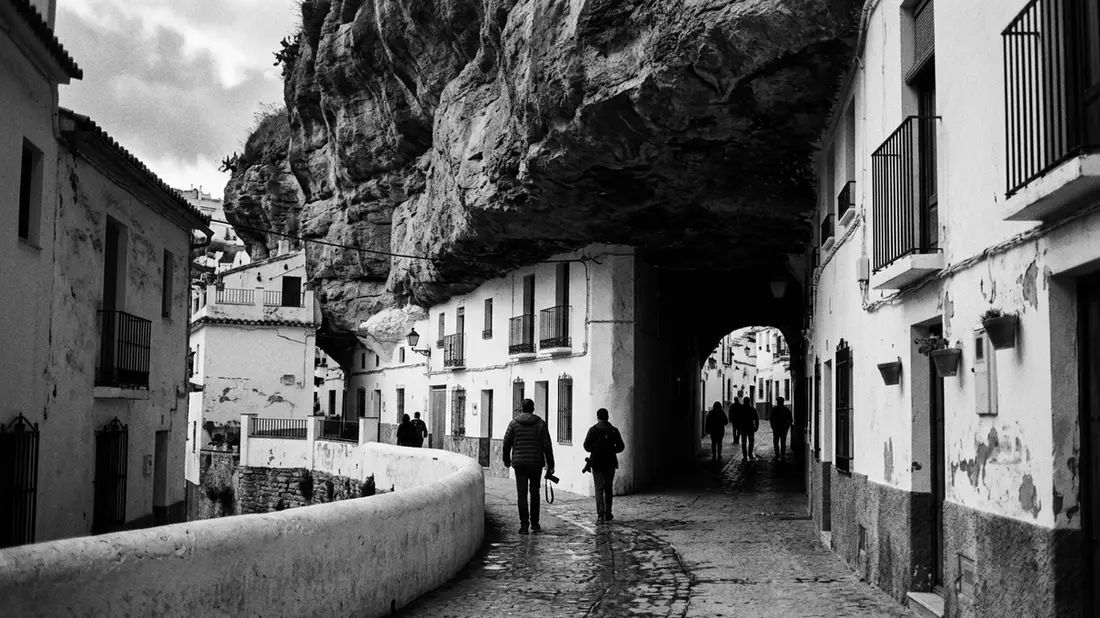 Schwarzweiss-Reportage vom Wahrzeichen Setenil de las Bodegas in Setenil, Spanien