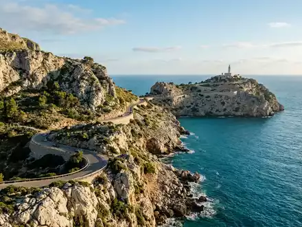 Editorialbild im Reisemagazin-Stil vom Wahrzeichen Cabo de Formentor in Mallorca Spanien, ausgewogene Bildgestaltung und natuerliches - Foto: THN