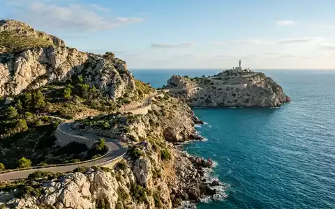 Editorialbild im Reisemagazin-Stil vom Wahrzeichen Cabo de Formentor in Mallorca Spanien, ausgewogene Bildgestaltung und natuerliches - Foto: THN