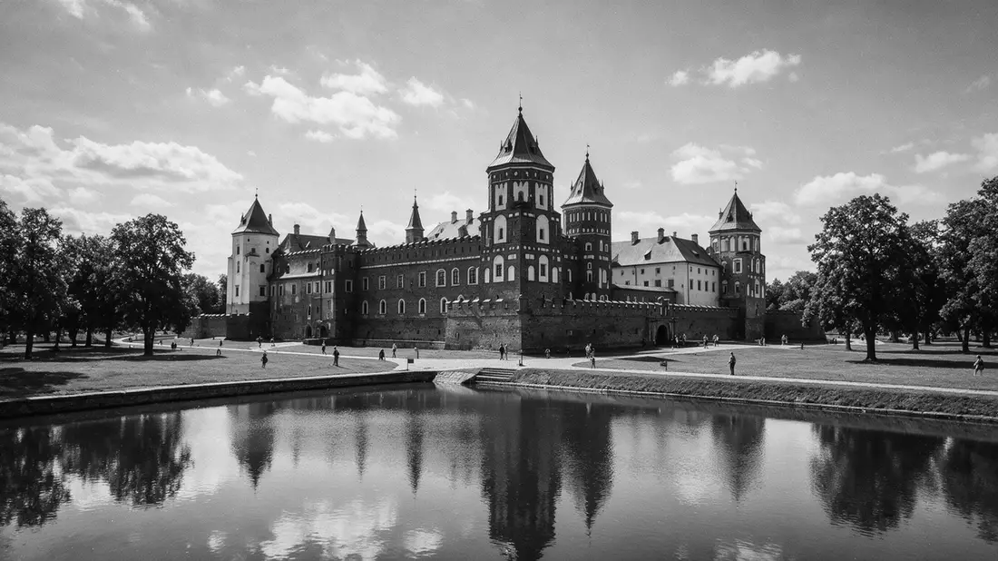Schwarzweiss-Reportage vom Wahrzeichen Schloss Mir in Mir, Belarus