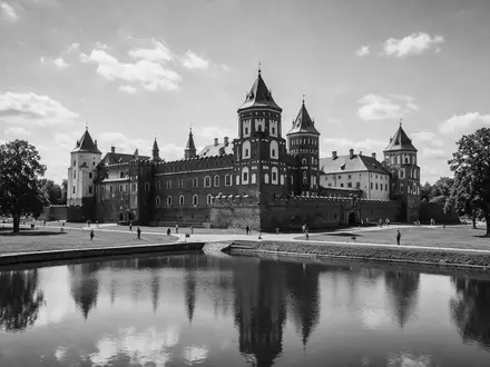 Schwarzweiss-Reportagebild vom Wahrzeichen Schloss Mir in Mir Belarus, dokumentarische Reisefotografie mit starken Kontrasten - Foto: THN