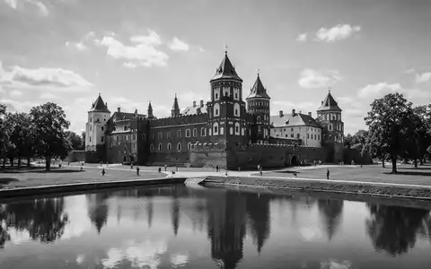 Schwarzweiss-Reportagebild vom Wahrzeichen Schloss Mir in Mir Belarus, dokumentarische Reisefotografie mit starken Kontrasten - Foto: THN