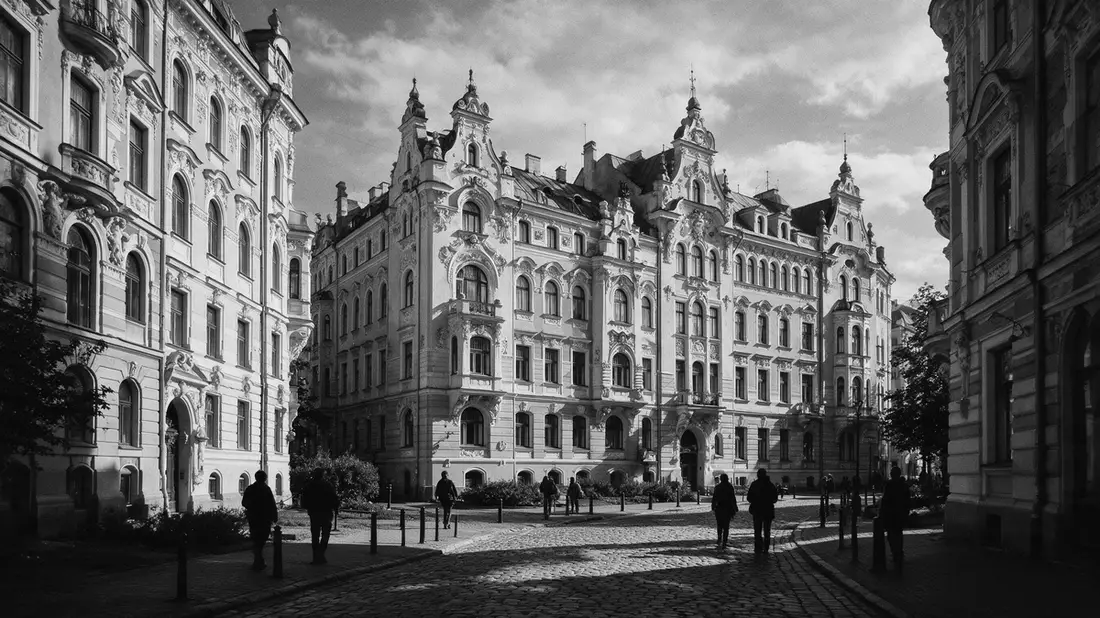 Schwarzweiss-Reportage vom Wahrzeichen Jugendstilviertel Riga in Riga, Lettland