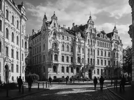 Schwarzweiss-Reportagebild vom Wahrzeichen Jugendstilviertel Riga in Riga Lettland, dokumentarische Reisefotografie mit starken Kontrasten - Foto: THN
