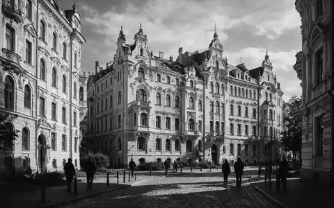 Schwarzweiss-Reportagebild vom Wahrzeichen Jugendstilviertel Riga in Riga Lettland, dokumentarische Reisefotografie mit starken Kontrasten - Foto: THN