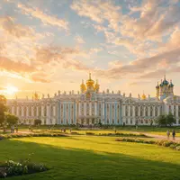 Fotorealistische Panoramaaufnahme von Katharinenpalast in Puschkin Russland, warmes Abendlicht auf Wahrzeichen im Reisemotiv - Foto: THN