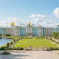 Editorialbild im Reisemagazin-Stil vom Wahrzeichen Katharinenpalast in Puschkin Russland, ausgewogene Bildgestaltung und natuerliches Umgebungslicht - Foto: THN