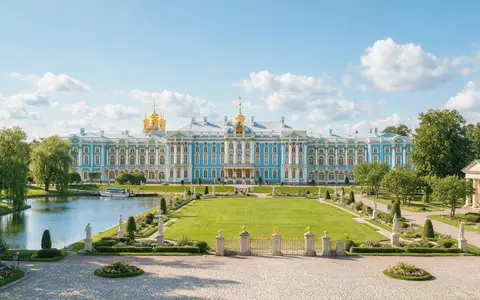 Editorialbild im Reisemagazin-Stil vom Wahrzeichen Katharinenpalast in Puschkin Russland, ausgewogene Bildgestaltung und natuerliches Umgebungslicht - Foto: THN