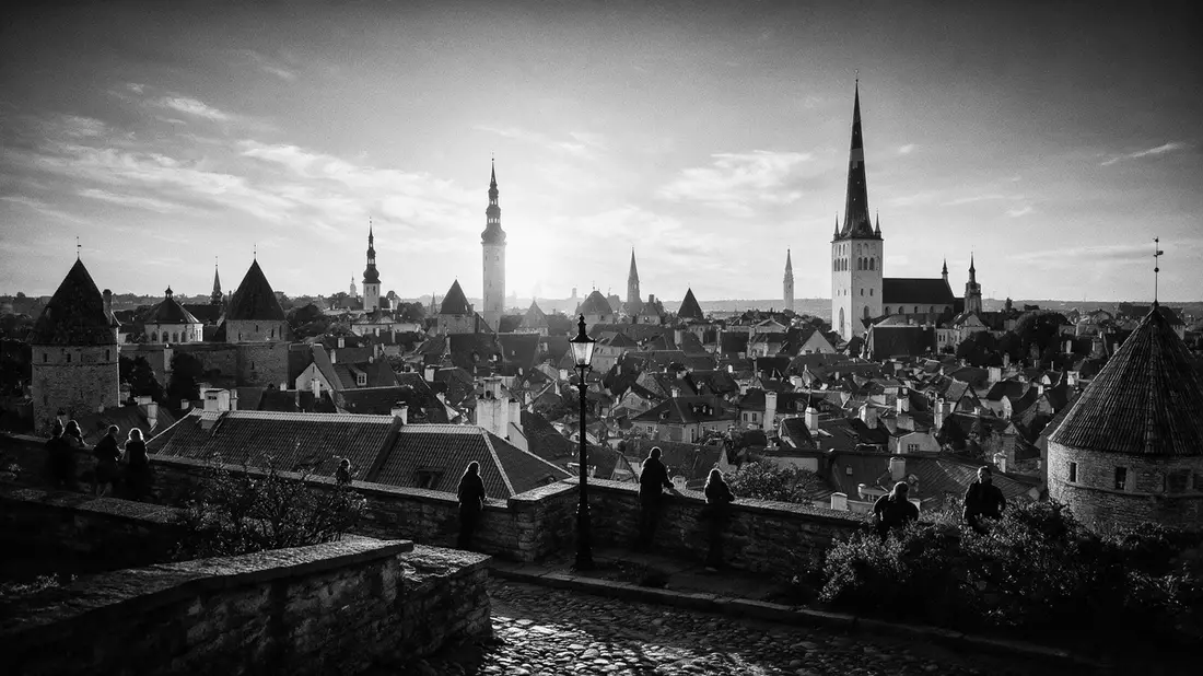 Schwarzweiss-Reportage vom Wahrzeichen Altstadt Tallinn in Tallinn, Estland