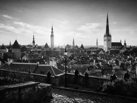 Schwarzweiss-Reportagebild vom Wahrzeichen Altstadt Tallinn in Tallinn Estland, dokumentarische Reisefotografie mit starken Kontrasten - Foto: THN