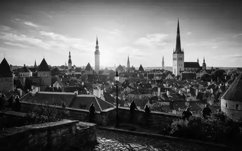 Schwarzweiss-Reportagebild vom Wahrzeichen Altstadt Tallinn in Tallinn Estland, dokumentarische Reisefotografie mit starken Kontrasten - Foto: THN