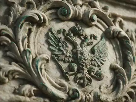 Extreme Makroaufnahme eines Materialdetails am Wahrzeichen Peterhof in Sankt Petersburg Russland, taktile Struktur und weiches - Foto: THN