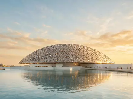 Fotorealistische Panoramaaufnahme von Louvre Abu Dhabi in Abu Dhabi VAE, warmes Abendlicht auf Wahrzeichen - Foto: THN