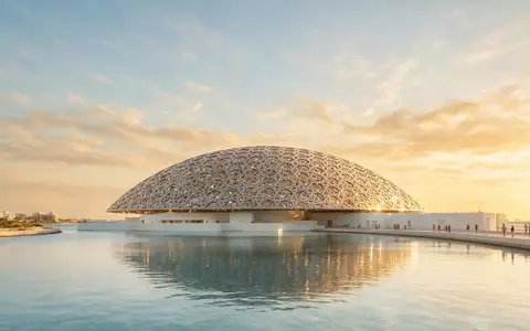 Fotorealistische Panoramaaufnahme von Louvre Abu Dhabi in Abu Dhabi VAE, warmes Abendlicht auf Wahrzeichen - Foto: THN