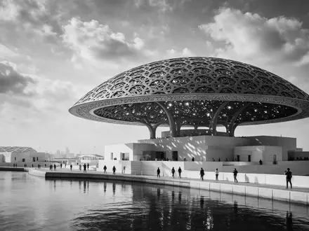 Schwarzweiss-Reportagebild vom Wahrzeichen Louvre Abu Dhabi in Abu Dhabi VAE, dokumentarische Reisefotografie mit starken Kontrasten - Foto: THN