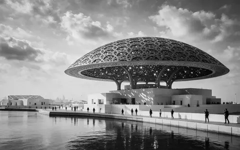 Schwarzweiss-Reportagebild vom Wahrzeichen Louvre Abu Dhabi in Abu Dhabi VAE, dokumentarische Reisefotografie mit starken Kontrasten - Foto: THN