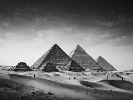 Schwarzweiss-Reportagebild vom Wahrzeichen Pyramiden von Gizeh in Gizeh Ägypten, dokumentarische Reisefotografie mit starken Kontrasten - Foto: THN