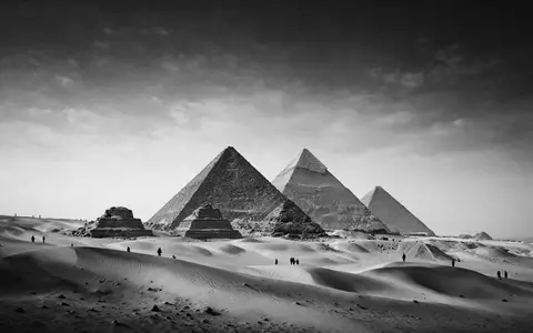 Schwarzweiss-Reportagebild vom Wahrzeichen Pyramiden von Gizeh in Gizeh Ägypten, dokumentarische Reisefotografie mit starken Kontrasten - Foto: THN