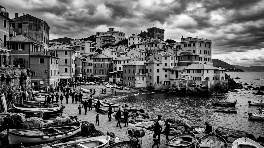Schwarzweiss-Reportage vom Wahrzeichen Boccadasse Genua in Genua, Italien