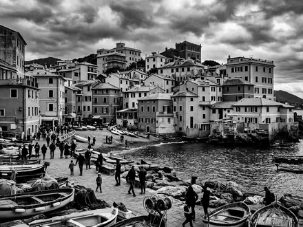 Schwarzweiss-Reportagebild vom Wahrzeichen Boccadasse Genua in Genua Italien, dokumentarische Reisefotografie mit starken Kontrasten - Foto: THN