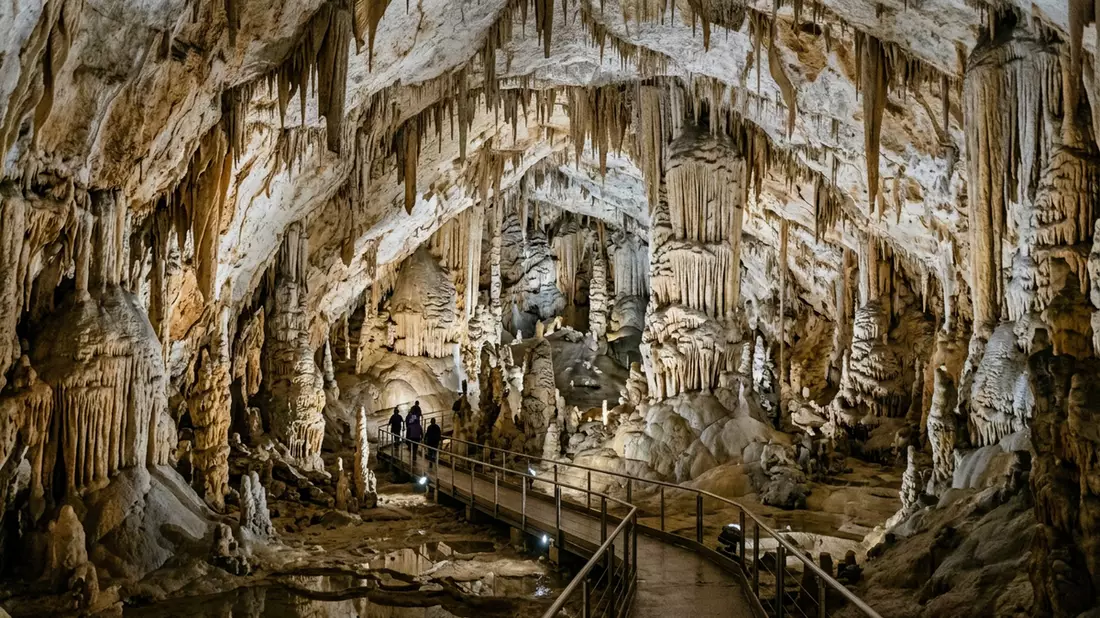 Editorial-Reisemagazinbild vom Wahrzeichen Frasassi-Hohlen in Genga, Italien