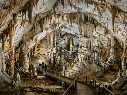 Editorialbild im Reisemagazin-Stil vom Wahrzeichen Frasassi-Hohlen in Genga Italien, ausgewogene Bildgestaltung und natuerliches Umgebungslicht - Foto: THN