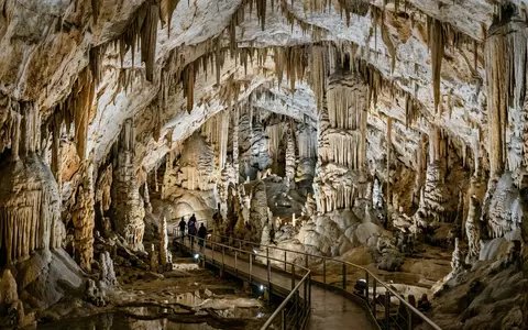 Editorialbild im Reisemagazin-Stil vom Wahrzeichen Frasassi-Hohlen in Genga Italien, ausgewogene Bildgestaltung und natuerliches Umgebungslicht - Foto: THN