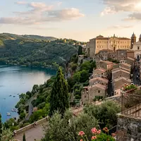 Editorialbild im Reisemagazin-Stil vom Wahrzeichen Castel Gandolfo in Castel Gandolfo Italien, ausgewogene Bildgestaltung und natuerliches - Foto: THN