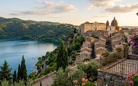 Editorialbild im Reisemagazin-Stil vom Wahrzeichen Castel Gandolfo in Castel Gandolfo Italien, ausgewogene Bildgestaltung und natuerliches - Foto: THN