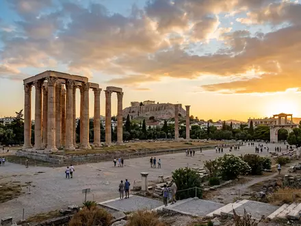 Fotorealistische Panoramaaufnahme von Olympieion Athen in Athen Griechenland, warmes Abendlicht auf Wahrzeichen - Foto: THN