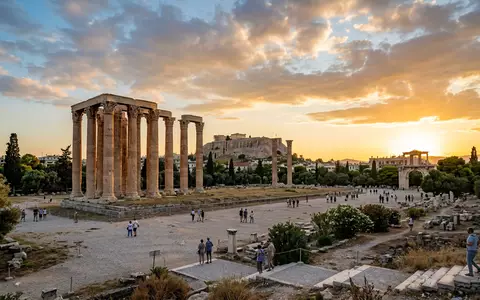 Fotorealistische Panoramaaufnahme von Olympieion Athen in Athen Griechenland, warmes Abendlicht auf Wahrzeichen - Foto: THN