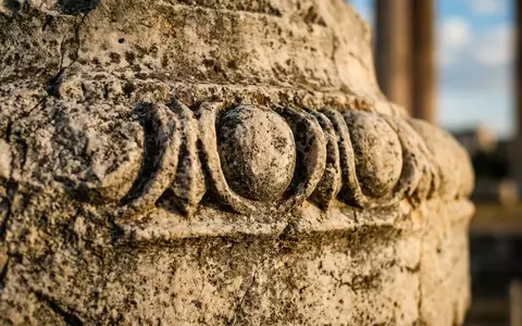 Extreme Makroaufnahme eines Materialdetails am Wahrzeichen Olympieion Athen in Athen Griechenland, taktile Struktur und weiches - Foto: THN