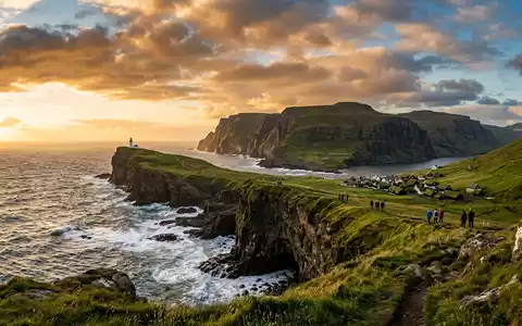Fotorealistische Panoramaaufnahme von Mykene in Mykines Griechenland, warmes Abendlicht auf Wahrzeichen im Reisemotiv - Foto: THN