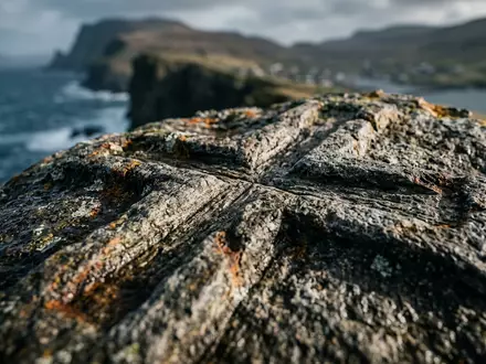 Extreme Makroaufnahme eines Materialdetails am Wahrzeichen Mykene in Mykines Griechenland, taktile Struktur und weiches Seitenlicht - Foto: THN
